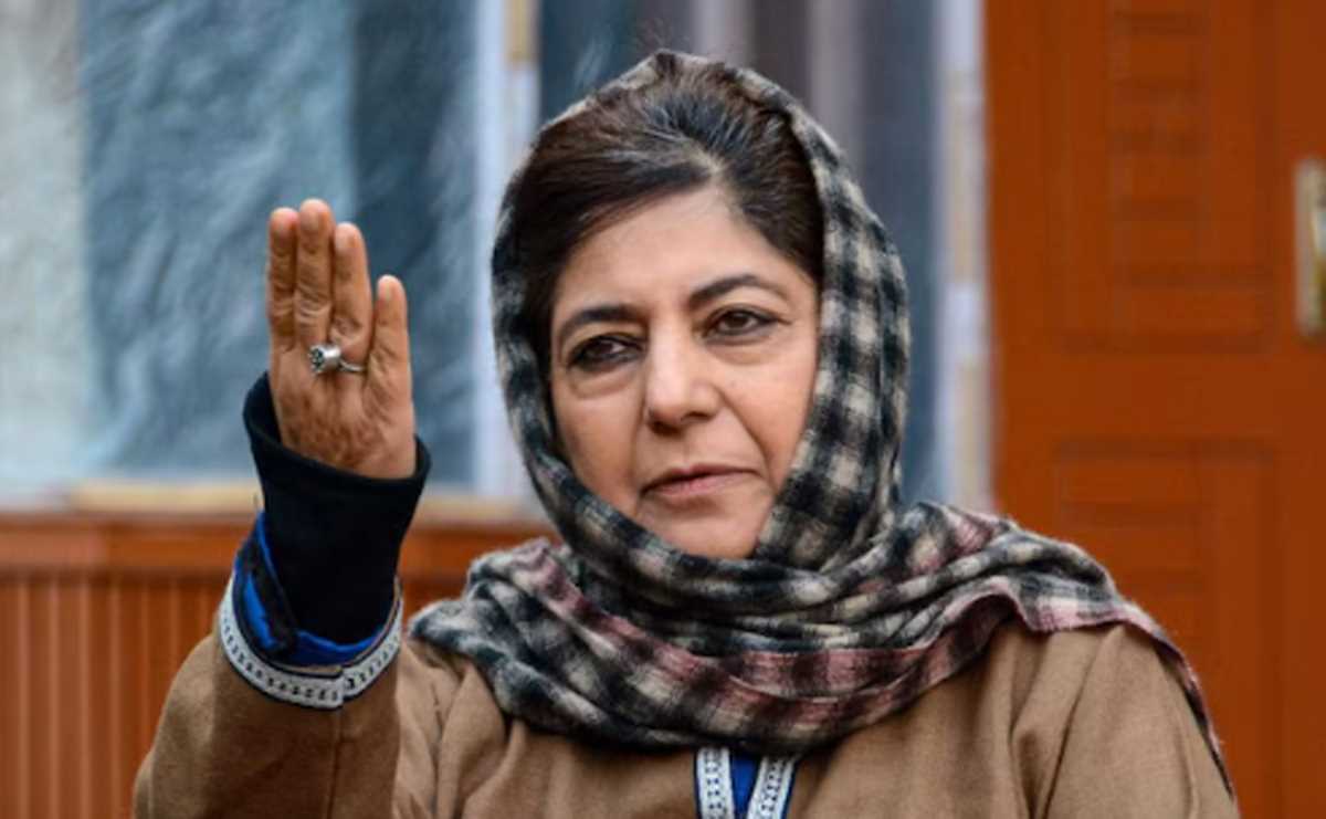 जम्मू कश्मीर : महबूबा मुफ्ती ने जेकेएएस अधिकारियों के तबादलों पर एनसी सरकार पर बोला हमला